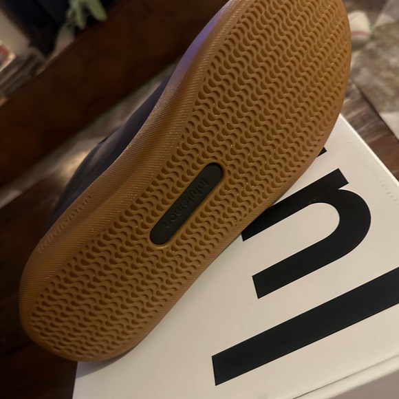 Lululemon men’s sneakers- cityverse sneakers in traverse grey with gum sole - Picture 5 of 6